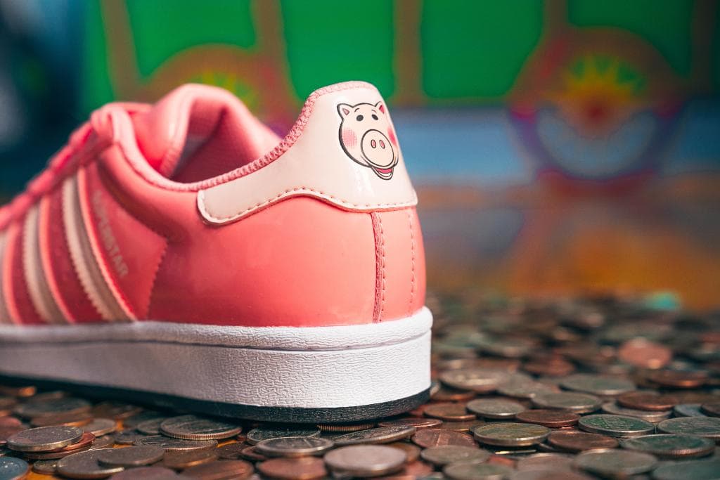 Con motivo de su 25 aniversario, Adidas y Pixar se unieron para realizar una colección de tenis y playeras muy coloridas y que rinden homenaje a los personajes de la saga más famosa del estudio.