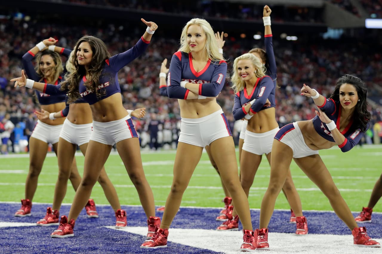 Las sensuales porristas, las espectaculares presentaciones previas y salidas de los equipos, las celebraciones y disfraces de los fanáticos y hasta los rituales previos a los partidos fueron parte de la fiesta de la ronda de 'wild crad' en la NFL.