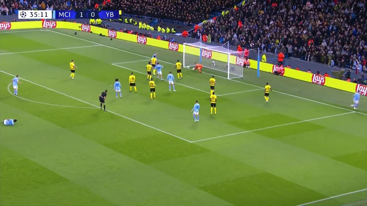 ¡TIRO ATAJADO! disparo por Erling Haaland.