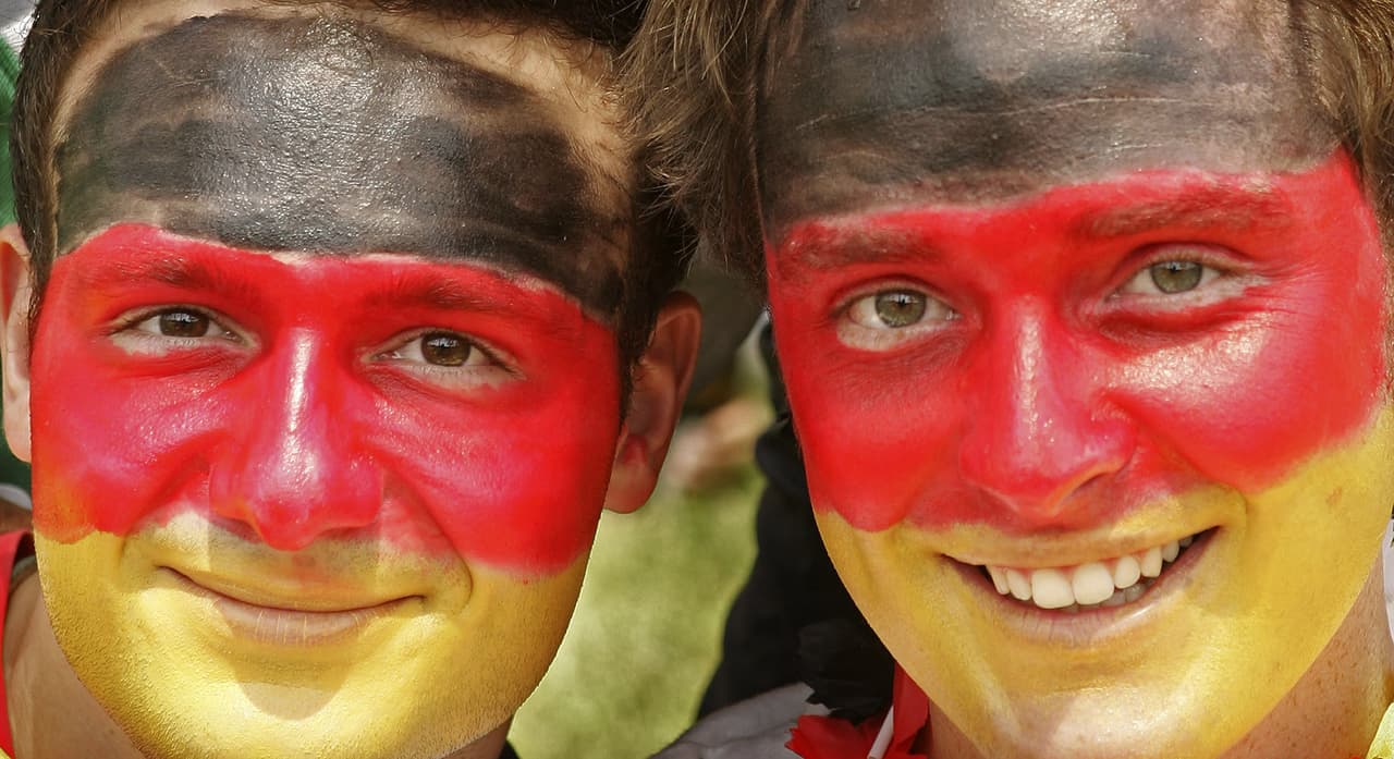 La alegría de estos alemanes en el triunfo de su equipo 4-2 contra Costa Rica en el Mundial en su casa en 2006 se refleja en el colorido.