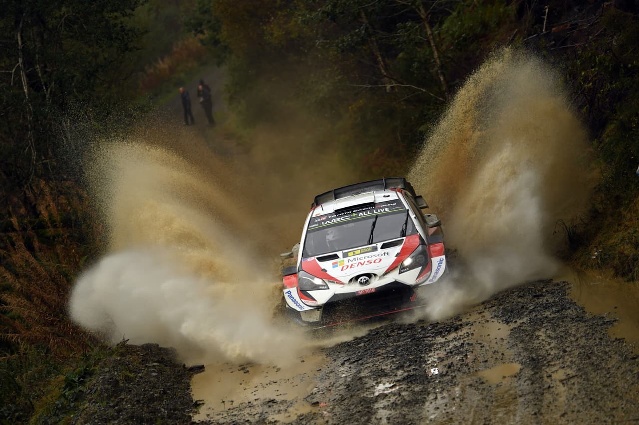 El estonio Ott Tanak y Martin Jarveoja compiten en el Rally de Gales en la Gran Bretaña, antepenúltima fecha del mundial WRC.