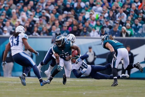 LeSean McCoy corrió para 130 yardas y los Eagles vencieron 43-24 a los Titans.