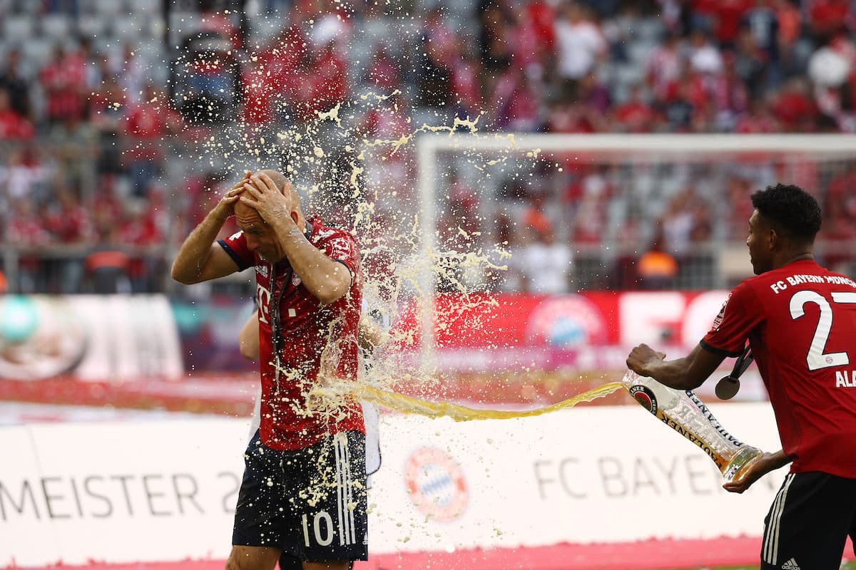 El baño de cerveza no se hizo esperar y ninguno de los jugadores se escapó de la tradicional mojada.