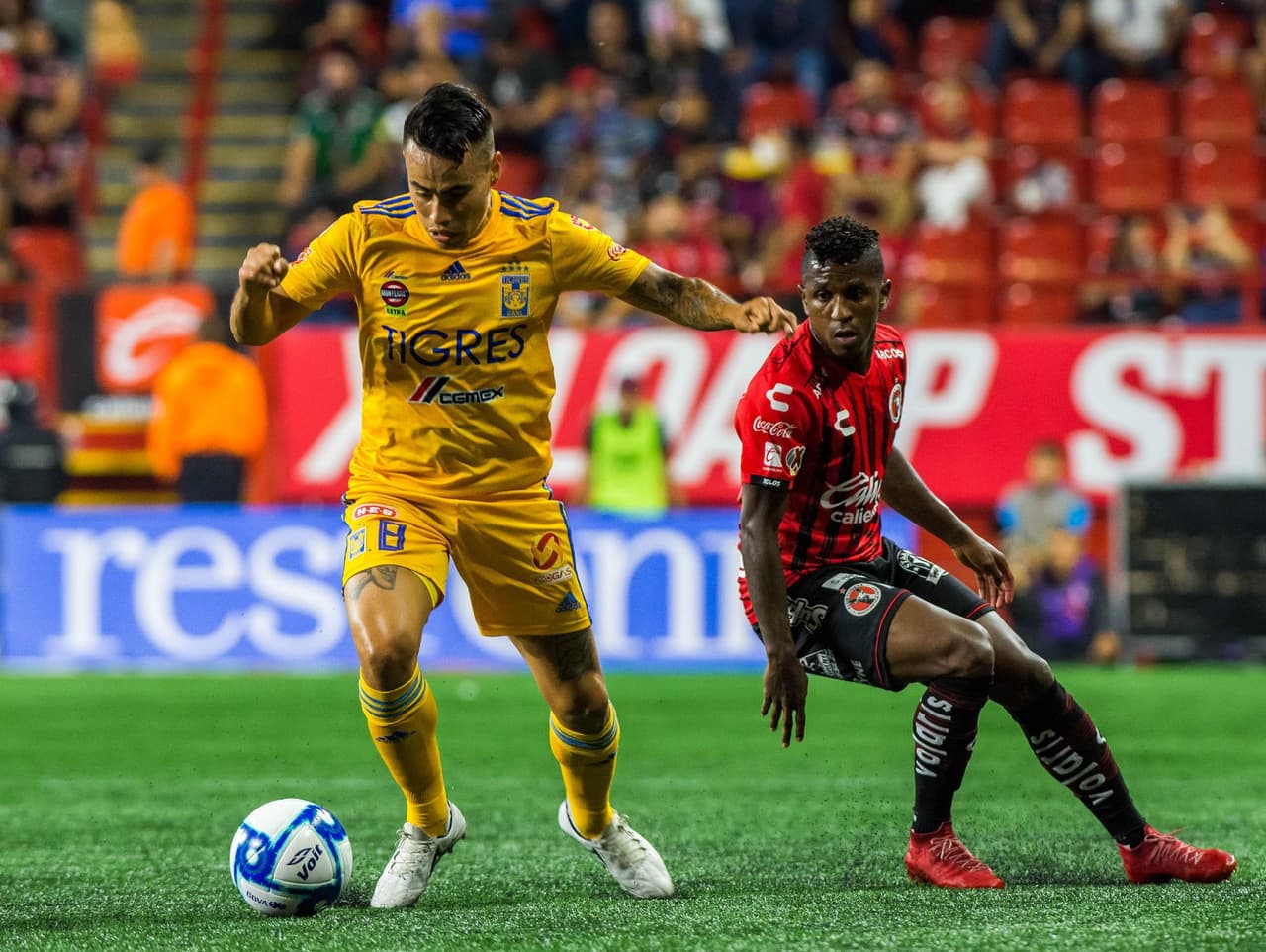 Disparo cruzado de Lucas Zelarayán, desde tres cuartos de cancha, para abrir el marcador.