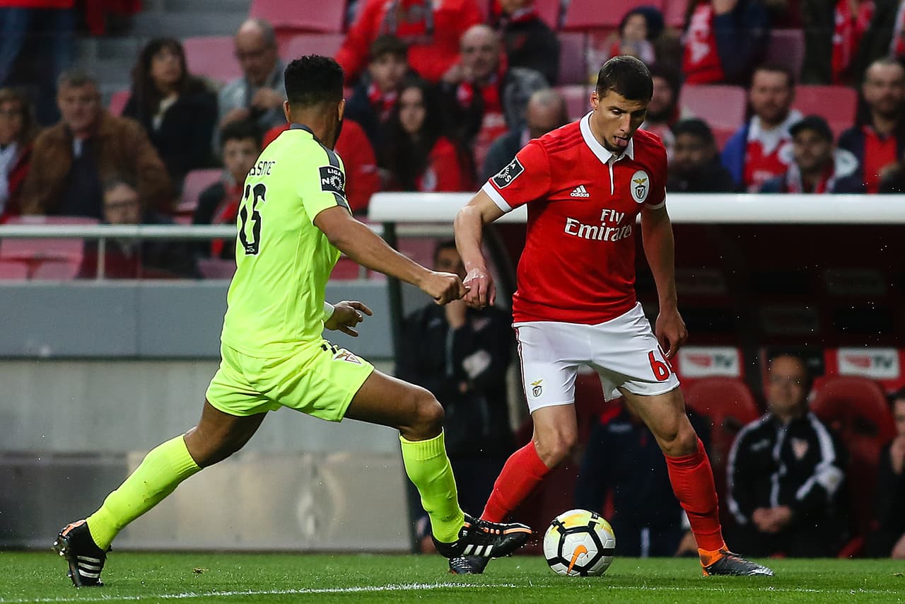 Benfica no encontró soluciones en ofensiva y el técnico Rui Vitoria le dio entrada a Jiménez al minuto 13 del segundo tiempo.