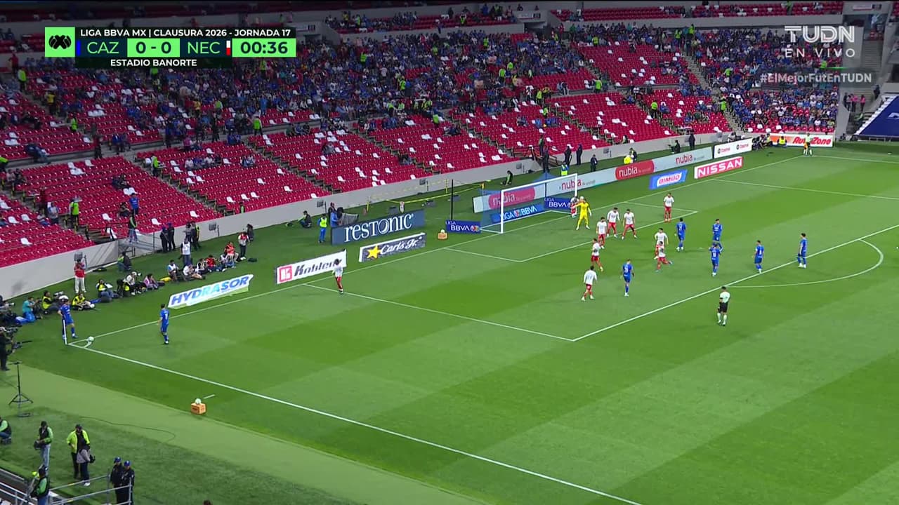 Arranca el partido y la pelota está en juego.