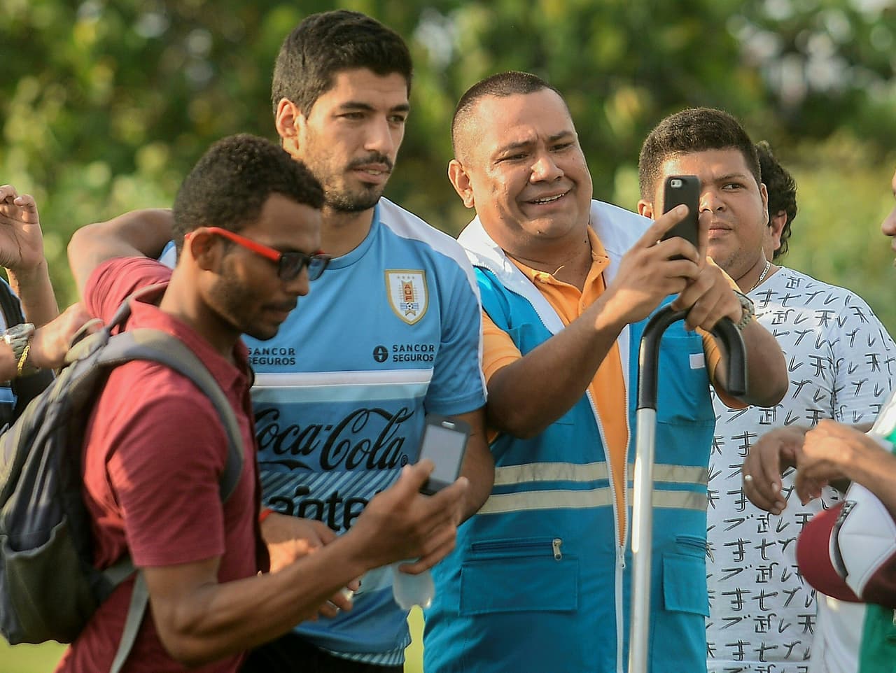 Luis Suárez muestra que su agresividad se queda en la cancha. El uruguayo suele ser muy amable con los hinchas y entiende su posición de figura, así no quede muy sonriente en la foto.
