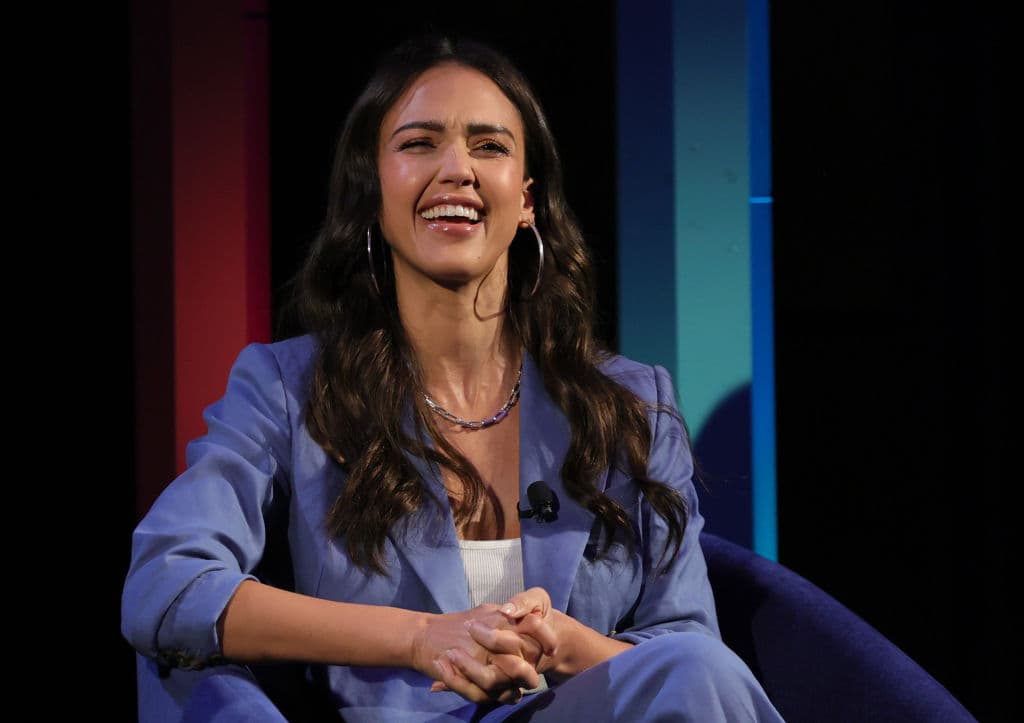 El H20 regular no es para la actriz, en realidad, es agua salada (que la mayoría de la gente odia). Ella dice que le encanta agregar sal rosa del Himalaya a su agua.