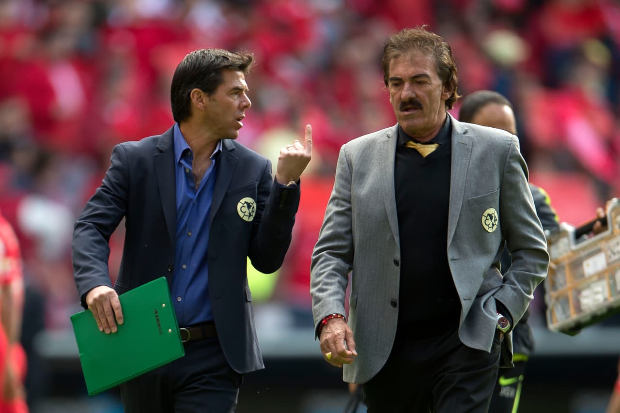 Action photo during the match Toluca vs America, Corresponding for the Round 2 of the League BBVA Bancomer MX Clausura 2017 at Nemesio Diez Stadium Foto de accion durante el partido Toluca vs America, correspondiente a la Jornada 2 de la Liga BBVA Bancomer MX del Torneo Clausura 2017, en el Estadio Nemesio Diez, en la foto: Rafael Garcia y Ricardo Lavolpe DT America 15/01/2017/MEXSPORT/Osvaldo Aguilar