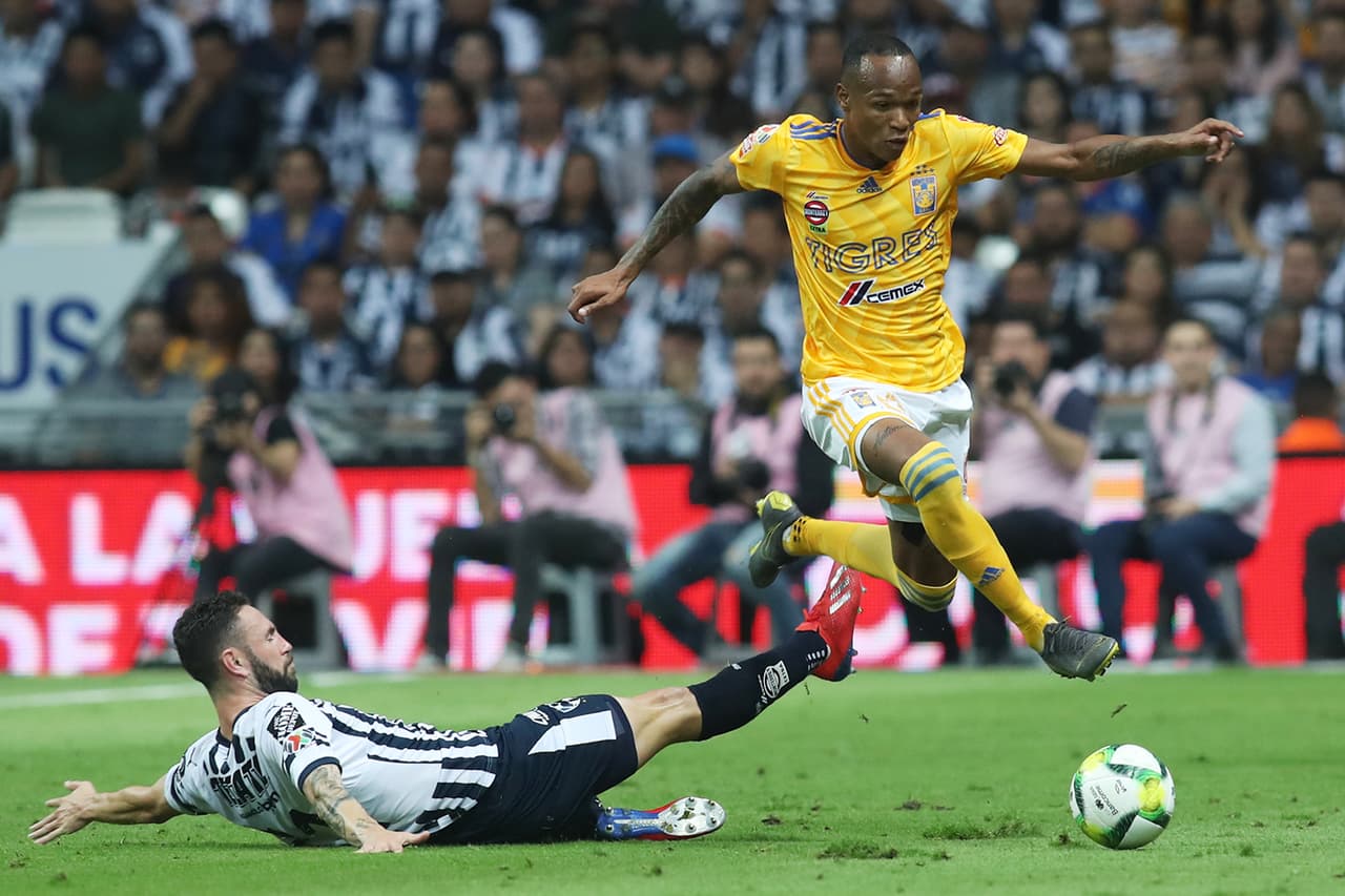 Miguel Layún (izquierda) intentó frenar al colombiano Luis Quiñones, toda vez que Rayados se dedicó a defenderse en los minutos finales del juego.