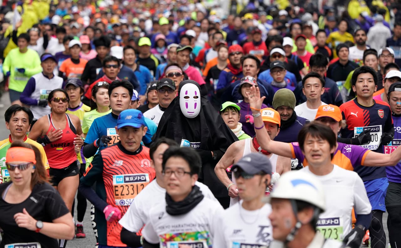 La Maratón de Tokio dio apertura a la temporada de las grandes carreras del atletismo mundial, en medio del colorido de algunos de sus participantes y sus curiosos atuendos.