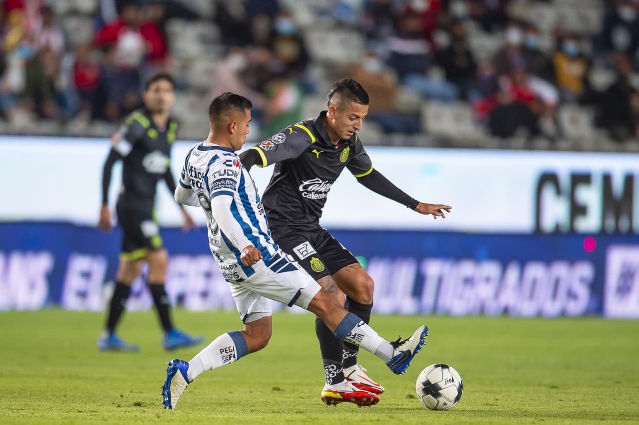 El Pachuca consiguió su segunda victoria del torneo tras vencer por 2-1 a las Chivas. Los Tuzos aprovecharon un grave error del 'Tiba' Sepúlveda y Raúl Gudiño para marcar el segundo tanto después de que Víctor Guzman hiciera el primero. Los rojiblancos reaccionaron con un gol de Ángel Zaldívar por la vía del penal, pero no fue suficiente.