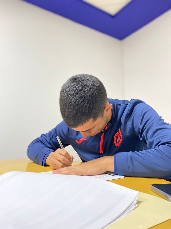 Erik Lira firma contrato como nuevo jugador de Cruz Azul