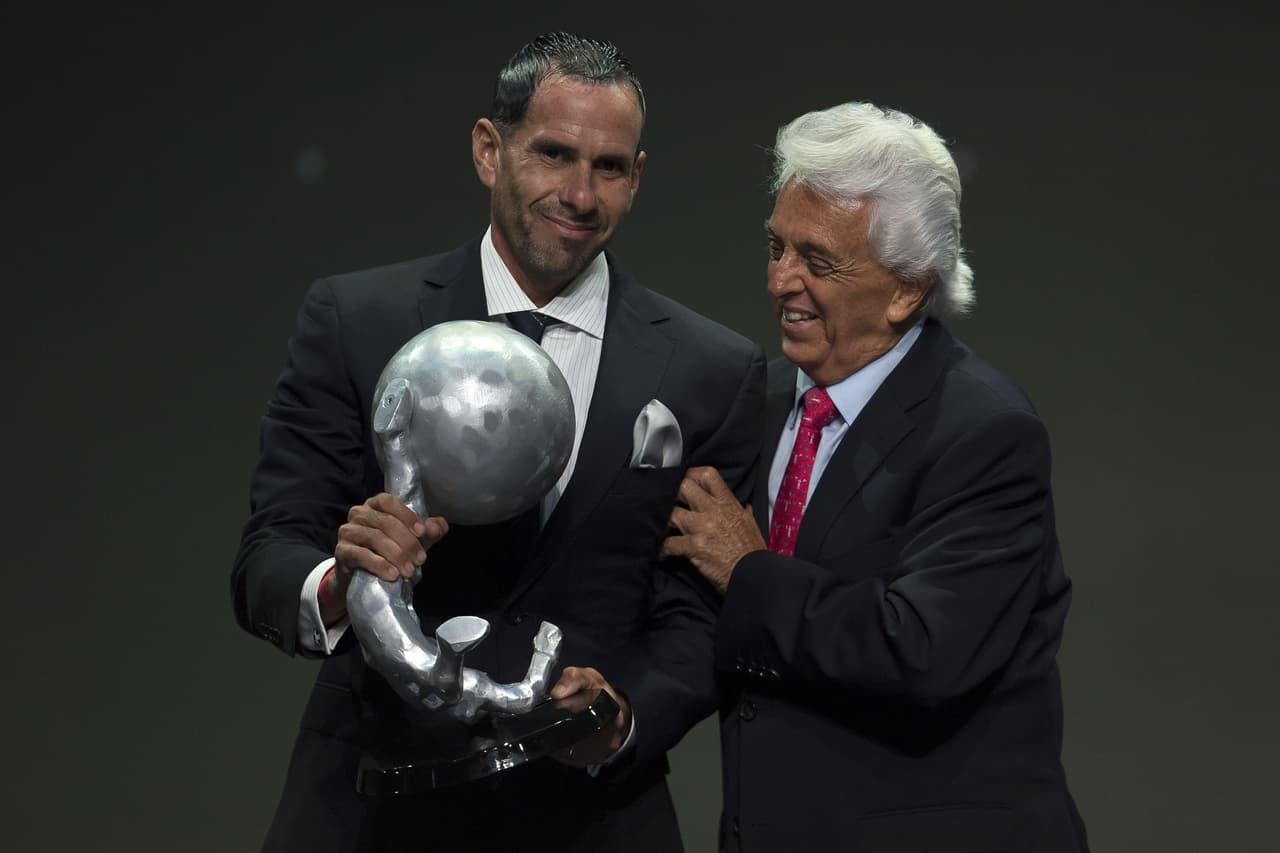 Aaron Padilla al lado de Justino Compeán, exdirectivo del balompié mexicano, para recoger el premio que inmortaliza a su padre, Aaron Padilla, un prolífico delantero con Pumas y Atlante en los 60's.