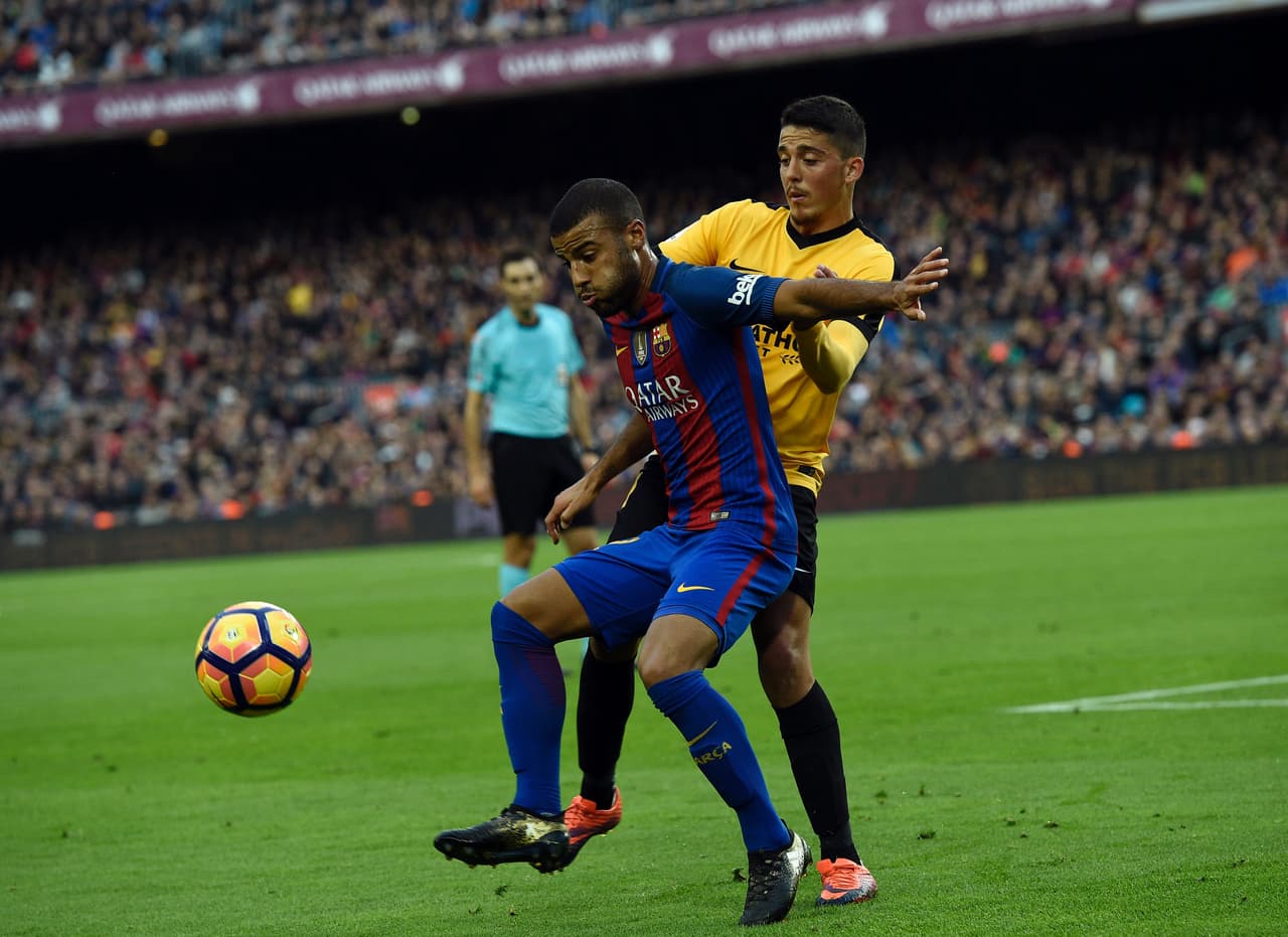 Con el paso de los minutos, el juego de los azulgrana se encalló. Más allá de las acciones a balón parado, el Barcelona no tenía ocasiones y solo Rafinha (min.31) y Busquets, al límite del descanso, inquietaron la meta de Kameni.