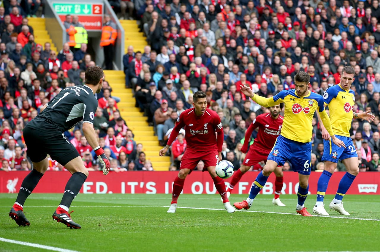 Muy temprano, al minuto 10, llegó la apertura del marcador con este desafortunado autogol de Wesley Hoedt.
