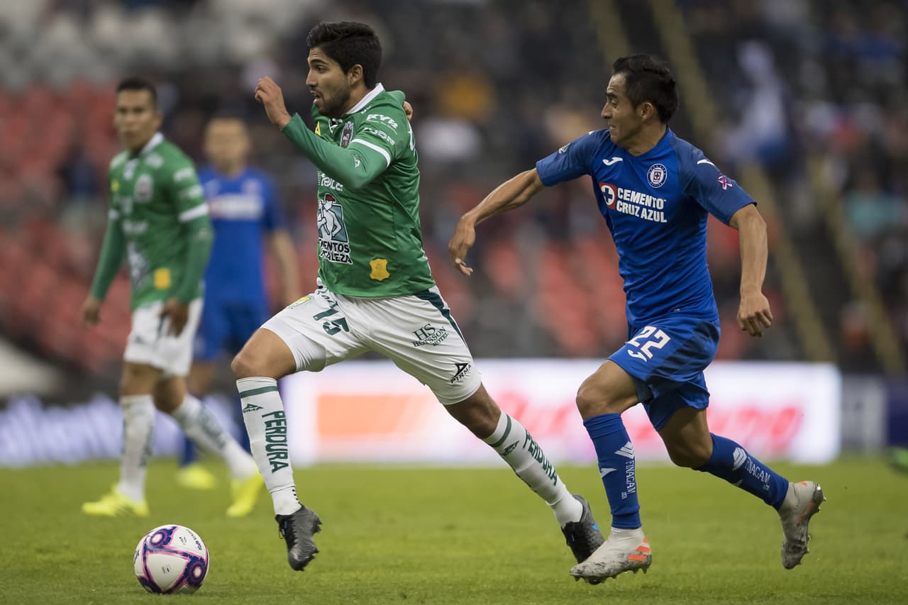 Iván Ochoa pasa de largo pese a la marca de Baca. La Fiera intenta marcar por todos lados.