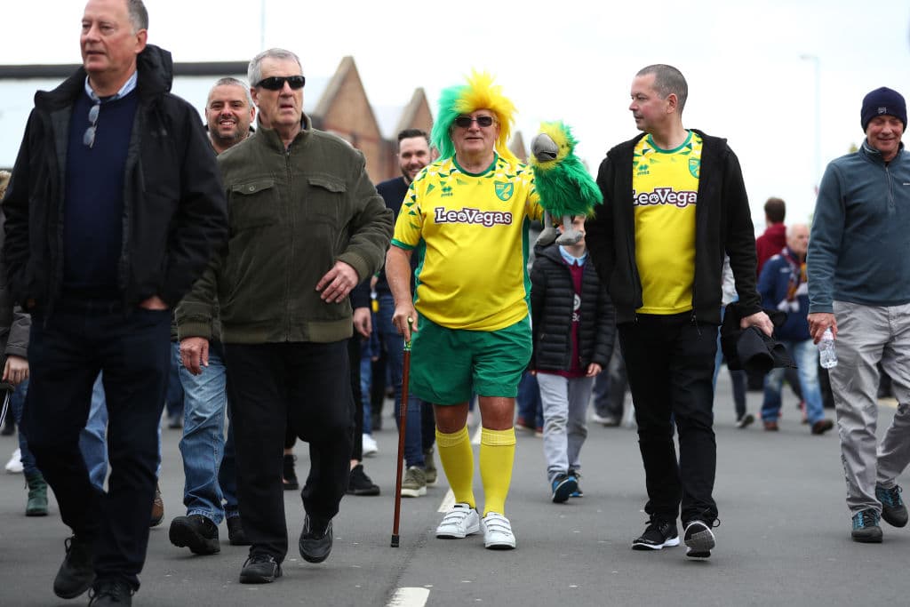 Luego de superar en Villa Park por 2-1 al Aston Villa, Norwich City consuma el título en The Championship con lo que se ganaron el ascenso directo a la English Premier League y así lo festejaron jugadores, cuerpo técnico y aficionados de los Canarios.