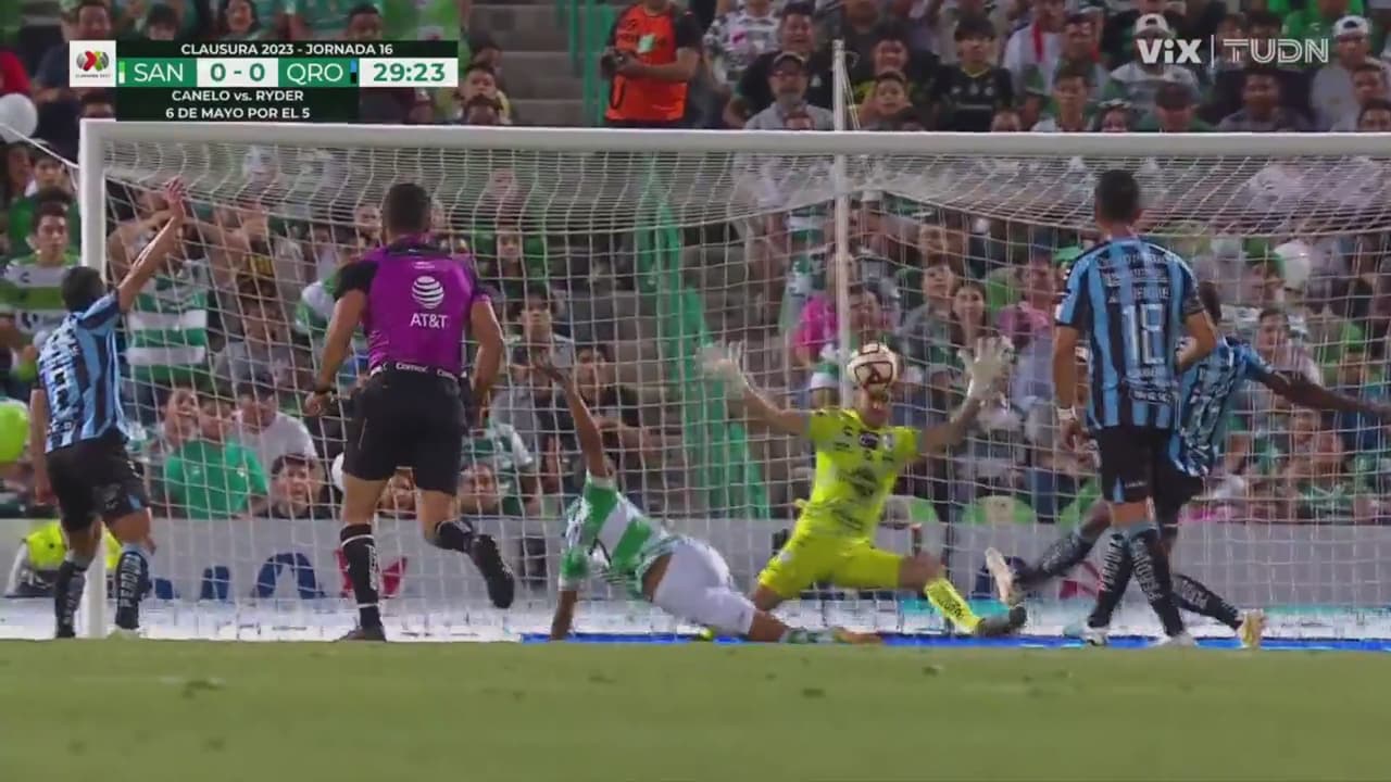 ¡Con la cara también vale! Alcalá desvía el tiro de Preciado con el rostro