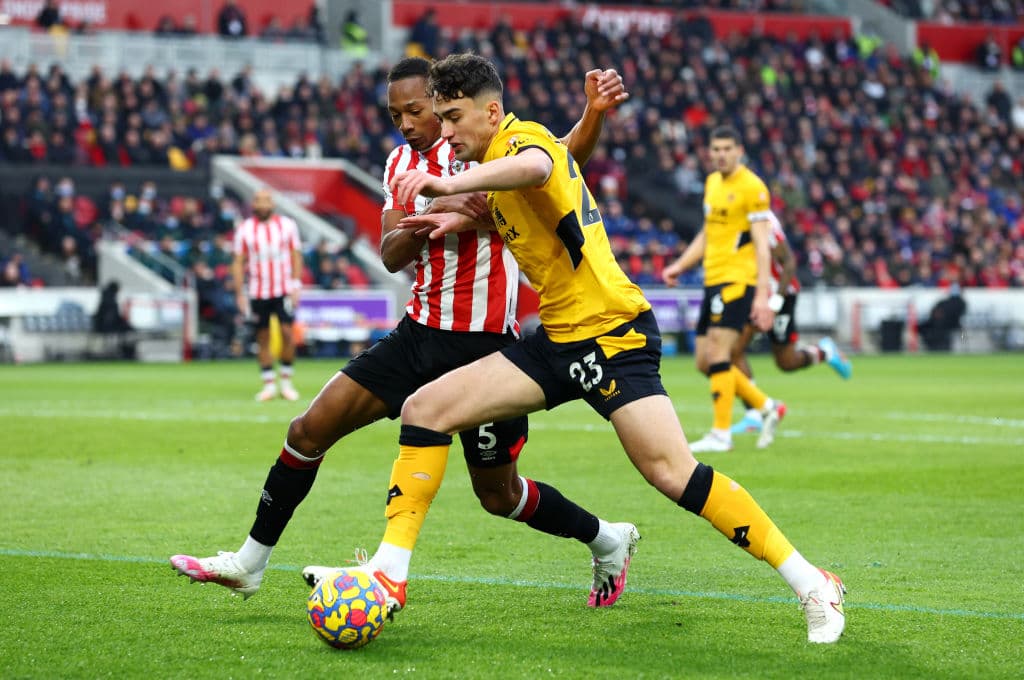 Joao Moutinho y Rúben Neves se convierten en los goleadores del día y le dan la victoria 1-2 al Wolverhampton sobre el Brentford.