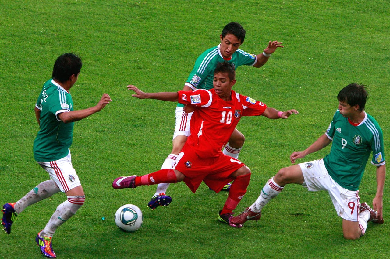 Darwin Pinzón en medio de tres jugadores mexicanos en el Mundial Sub 17 México 2011.