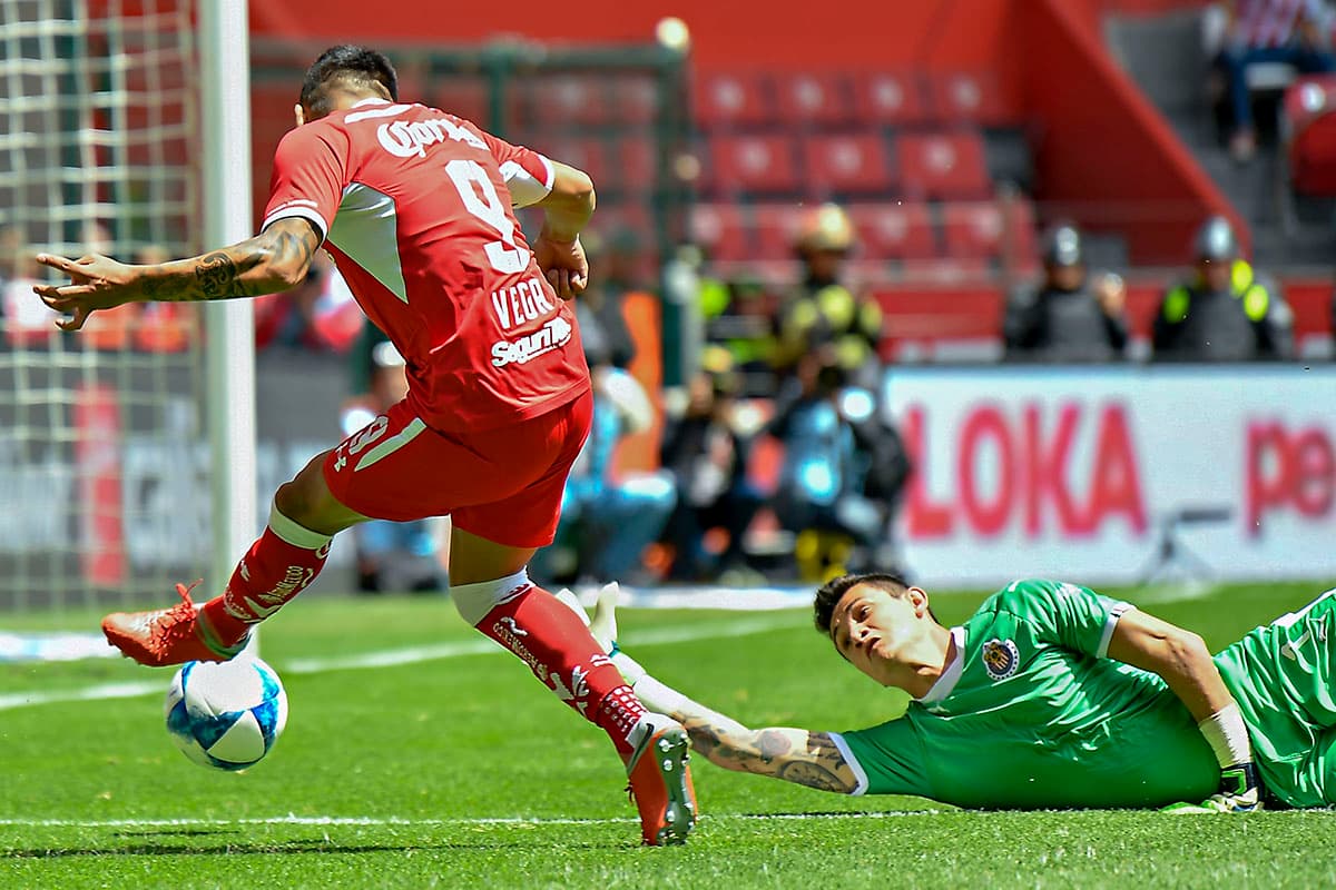 El primer gol del partido lo había anotado el delantero de 20 años Ernesto Vega para Toluca, eludiendo al arquero rival.