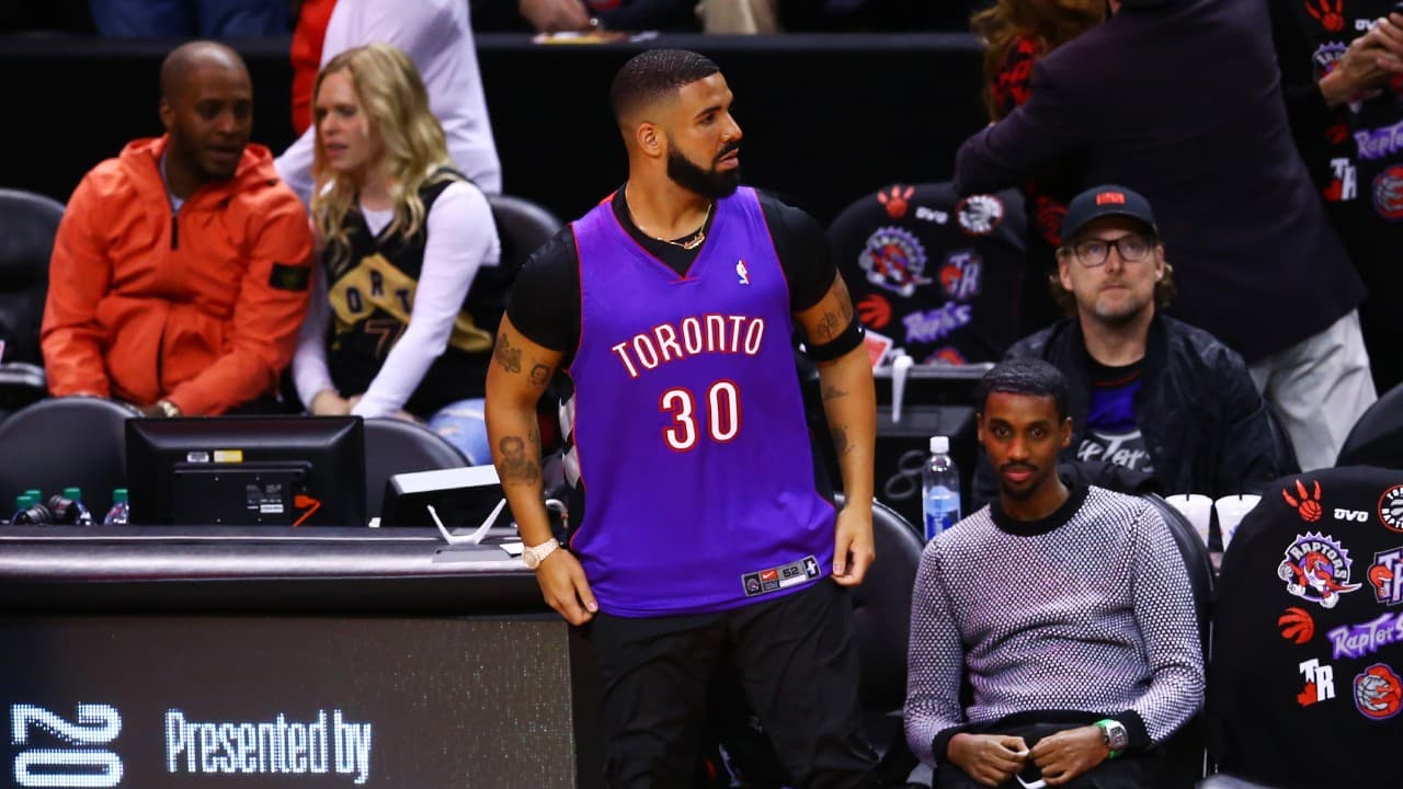 Drake lleva una playera con el apellido "Curry" en la espalda.
