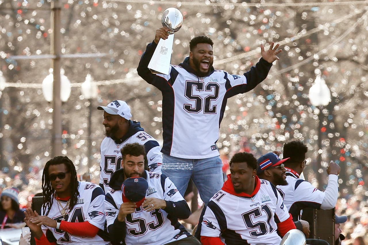 Nadie quería perderse la oportundiad de tomar con sus propias manos el trofeo, era el turno de Elandon Roberts.