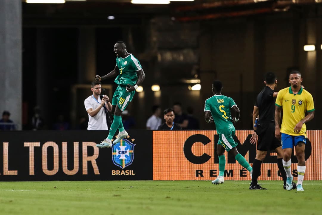 Neymar se coloca en el tercer lugar de máximos goleadores con la Selección de Brasil. Le rebasan Ronaldo con 62 goles y Pelé con 77.