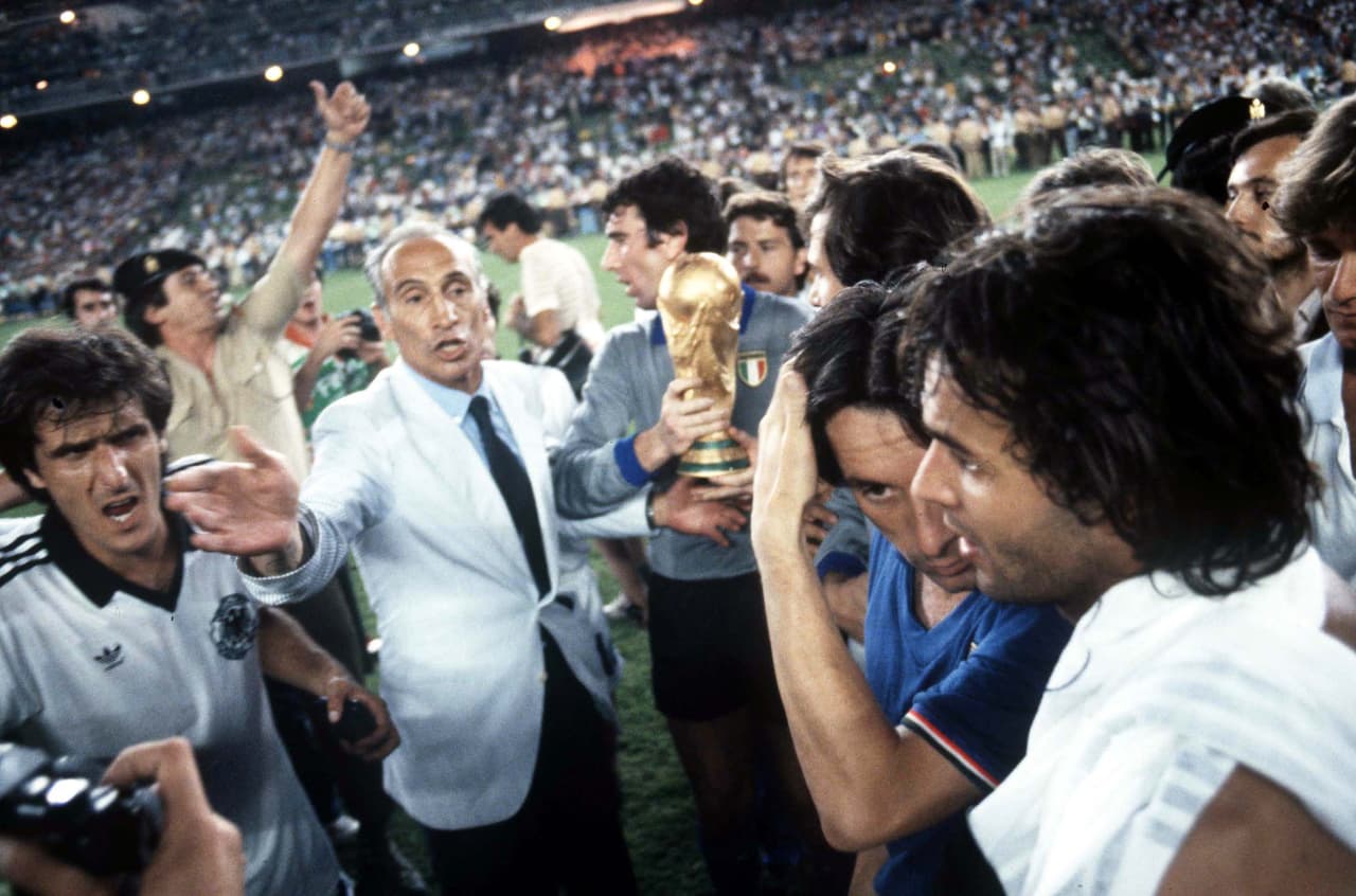 Con 40 años y un poco más de cuatro meses, Dino Zoff entró a la historia grande de los Mundiales al ser el jugador con mayor edad en ser campeón.