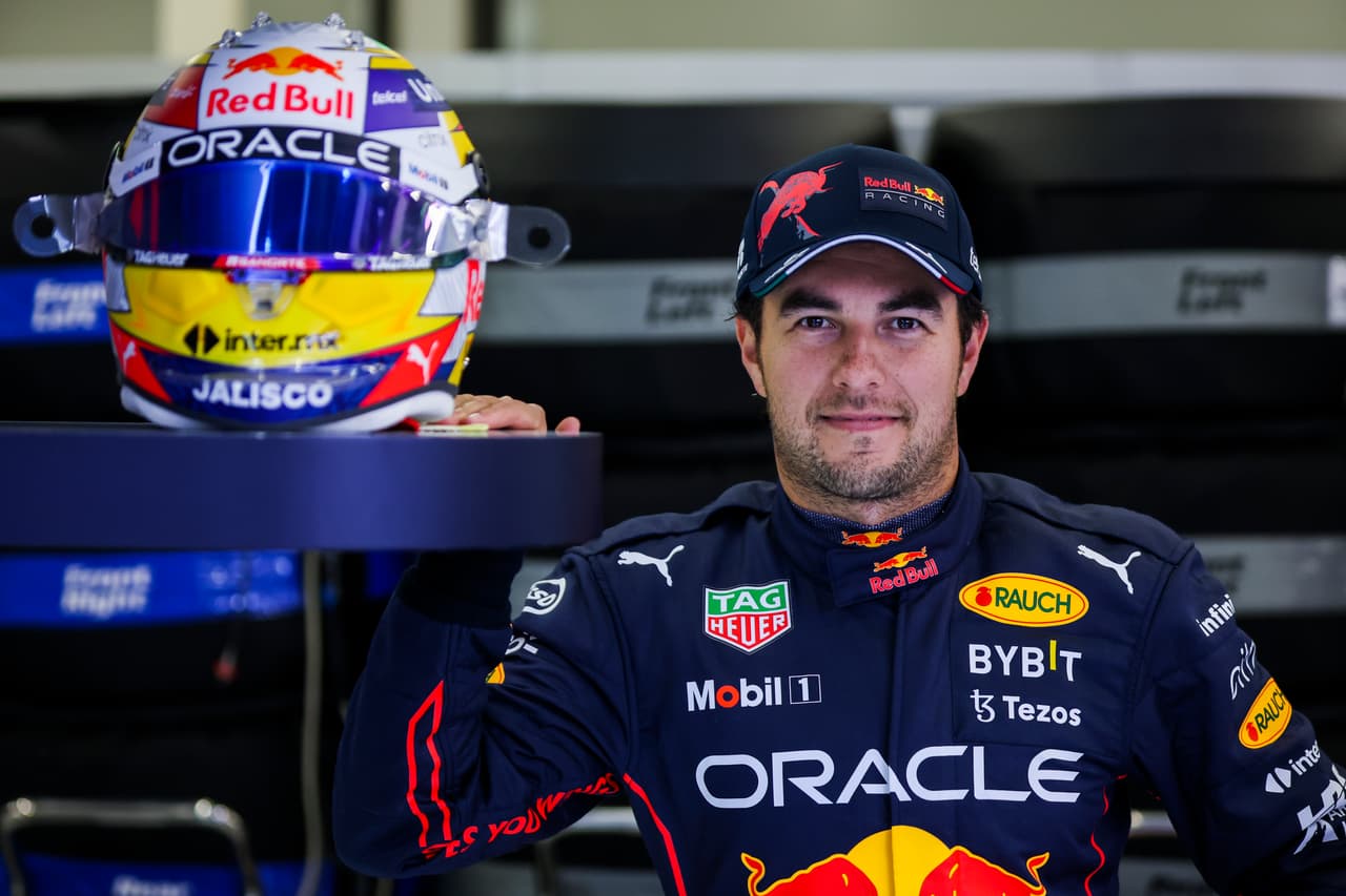 El piloto mexicano Sergio 'Checo' Pérez modelo su nuevo casco, noticia que tardó segundos en darle la vuelta al mundo entero.