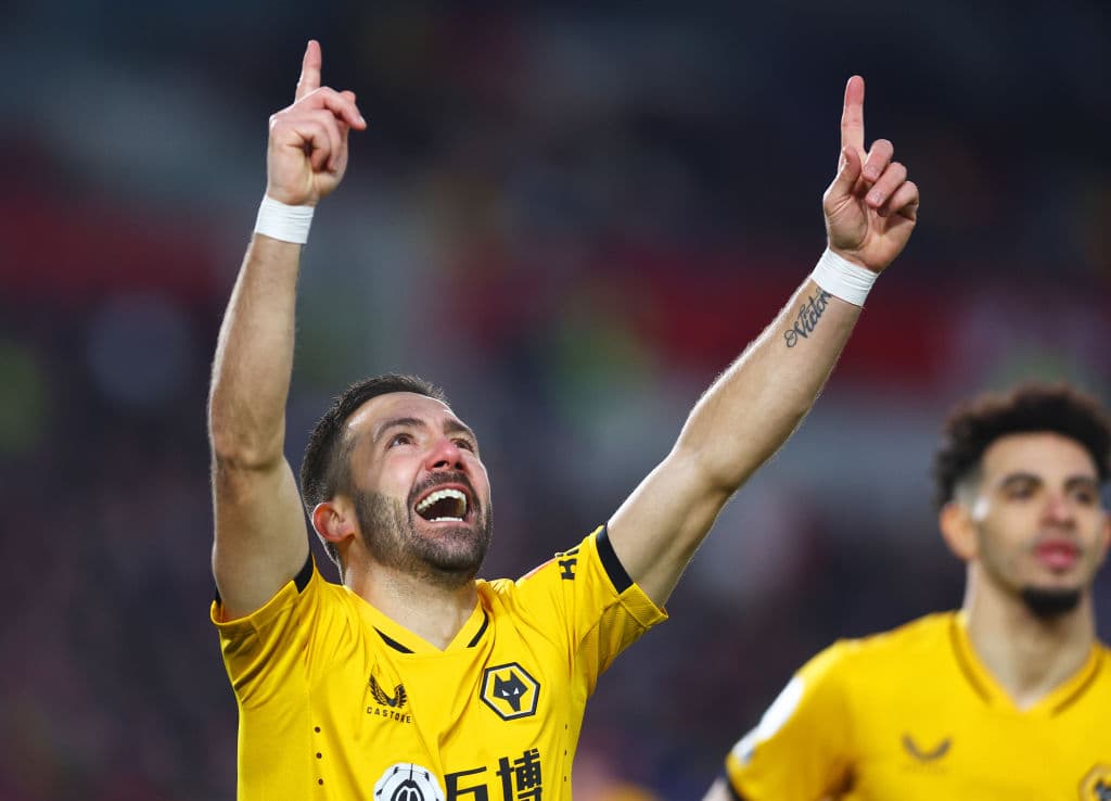 Joao Moutinho y Rúben Neves se convierten en los goleadores del día y le dan la victoria 1-2 al Wolverhampton sobre el Brentford.