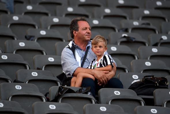 Los aficionados al fútbol pintaron el Olympiastadion de Berlín para alentrar a blaugrana y biaonconeros en la pelea por llevarse el trofeo de la Champions.