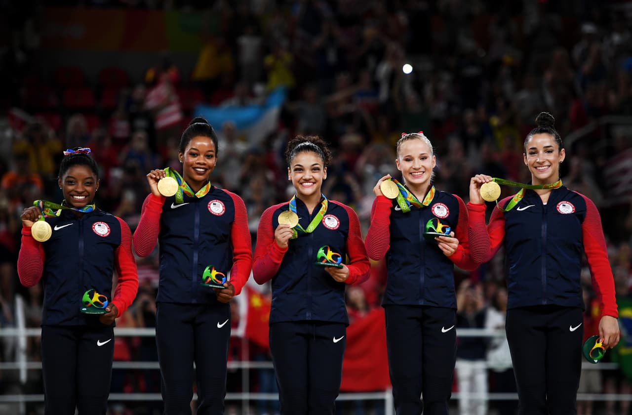 El grupo de gimnasia femenina de Estados Unidos al recibir su medalla de oro por equipos.
<br>