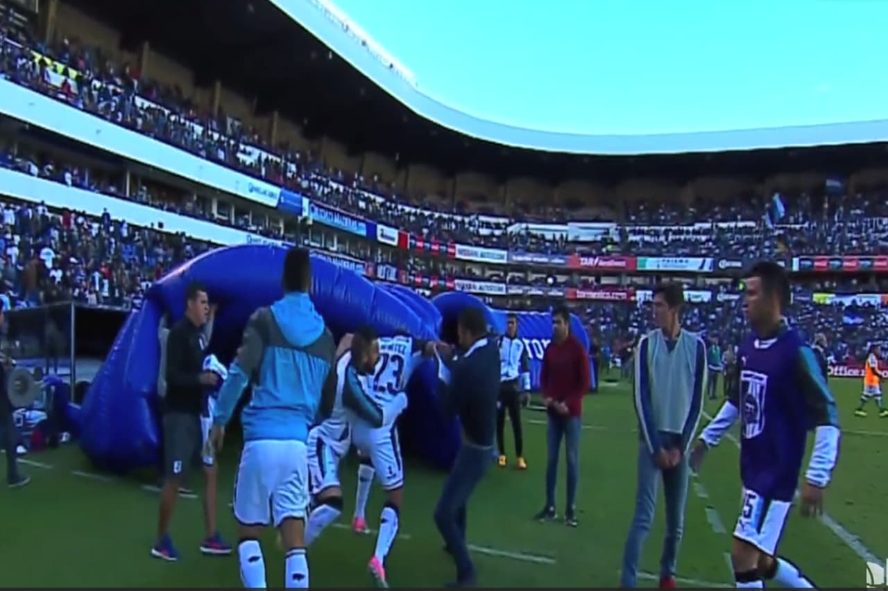 Benítez se puso como energúmeno cuando se pitó el final del León 2-1 Gallos Blancos en la Corregidora.