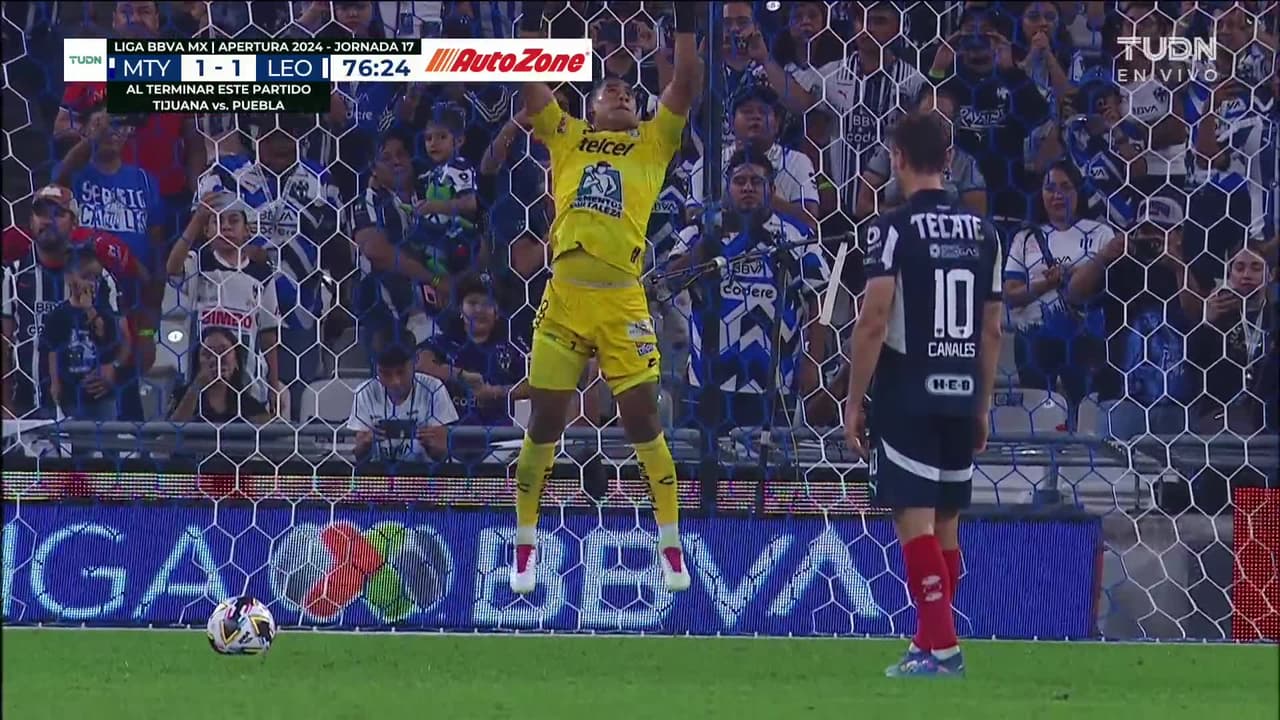 ¡GOL!  anota para Monterrey. Sergio Canales