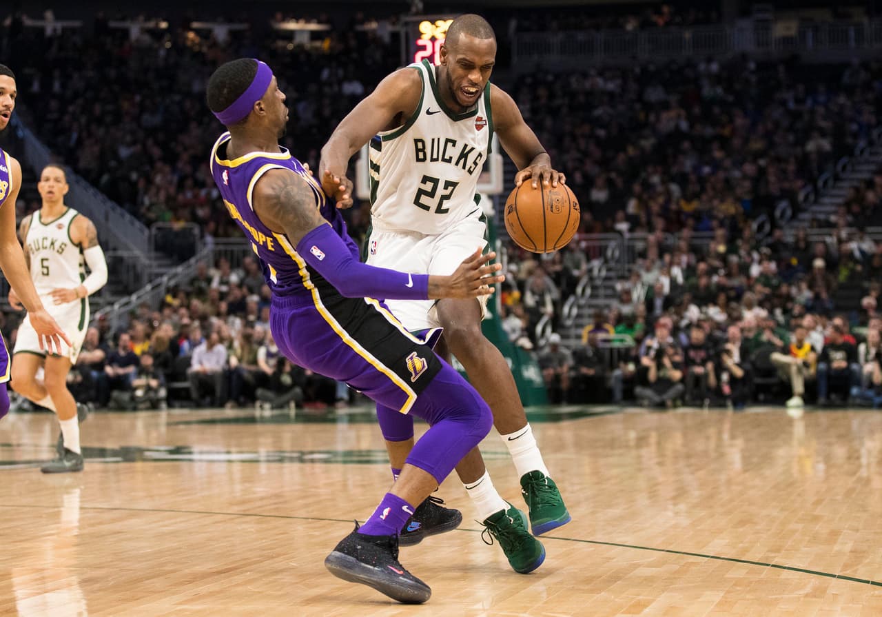 Khris Middleton (22) lideró a los Bucks con 30 puntos y 10 rebotes, mientras que Brook López sumó otros 28 tantos. Por Los Angeles Lakers Kentavious Caldwell-Pope (1), quien recibe la carga de Middleton en la imagen, se lució con 35 unidades.
