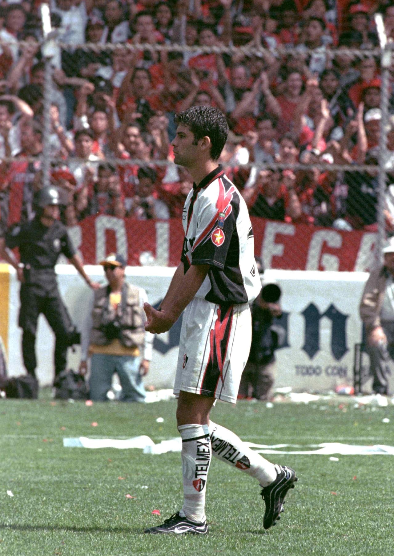 Con los rojinegros jugó entre 1996 y 1999 y rápidamente se consolidó como una promesa del fútbol mexicano. Su salida del club tapatío se dio cuando llamó la atención en el fútbol europeo.