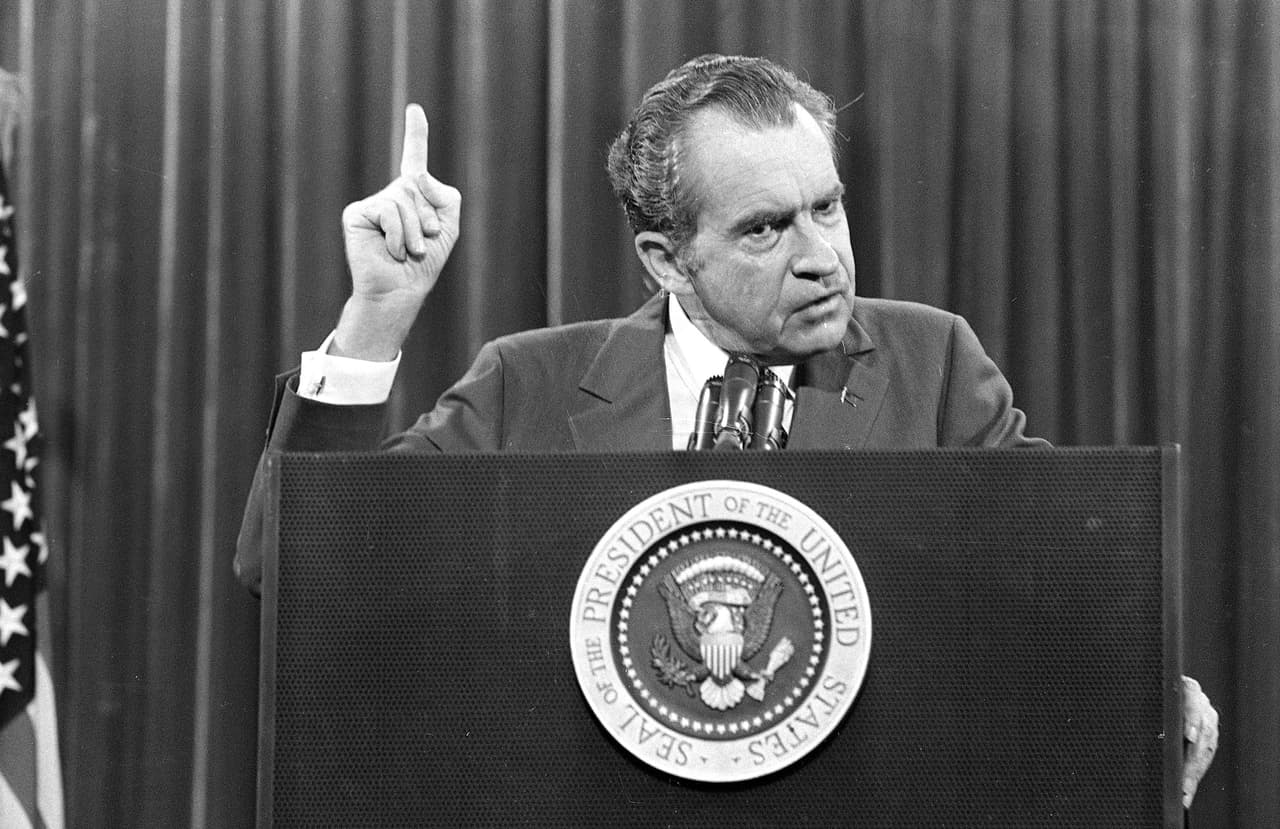En 1973, Richard Nixon asumió su segundo mandato como presidente de Estados Unidos, aunque el escándalo de Watergate por espionaje lo obligó a renunciar en 1974. Fue el último mandatario en dimitir.