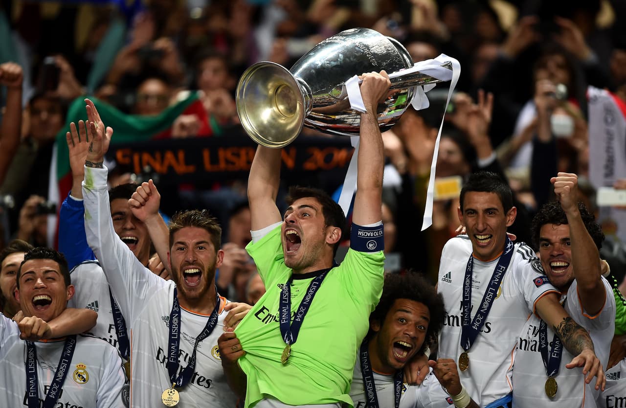 Comenzamos con el Real Madrid quien esa temporada 2014-15 logró ganar la tan anhelada décima Copa de Europa de su historia y el encargado de levantarla fue su capitán Iker Casillas, legendario portero que se volvió a adueñar del arco merengue con Ancelotti como técnico. Esa tarde Iker se equivocó en una salida que costó el gol de Godín, pero terminó alzando el trofeo más preciado de Europa. Hoy defiende los colores del Porto de Portugal.