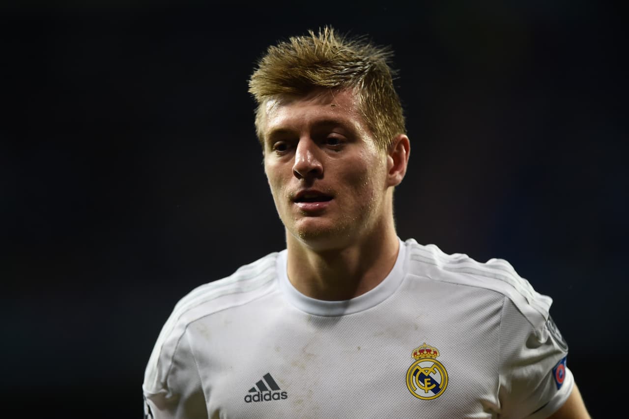 Hoy en la media del Madrid aparecer Toni Kroos, un volante de mucha calidad con la pelota pero de condiciones muy distintas a las del argentino. El campeón del mundo con Alemania llegó al club blanco tras el Mundial y buenas actuaciones con el Bayern Munich. Poco a poco ha podido desenvolverse en el Real y con Zidane ha tenido mayores opciones de sumarse a la ofensiva olvidando el sacrificio que le exigían Carletto y Benítez.