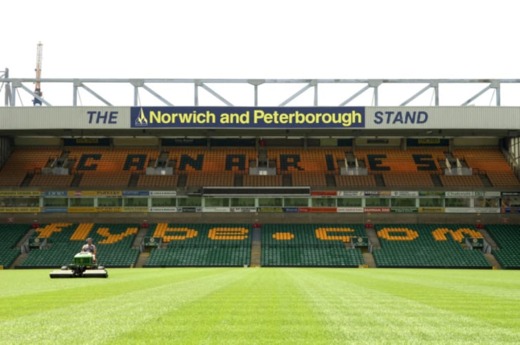 <b>Norwich City – Carrow Road</b>
<br>Aunque su localización no sea tan accesible para todos los equipos, el estadio se encuentra lejos del centro de la ciudad. El estadio es más pequeño, pero tiene un hotel, eso es punto extra. Hay 1,626 casos en Norfolk de COVID-19.