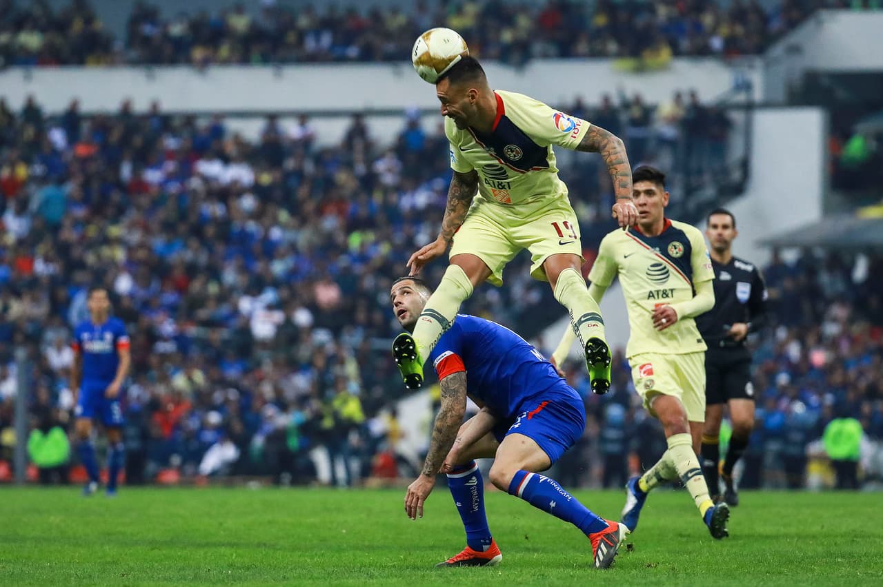 Y por lo alto tampoco mostraba flaquezas, muy atenta la zaga americanista para eludir la intentona aérea del Curz Azul.