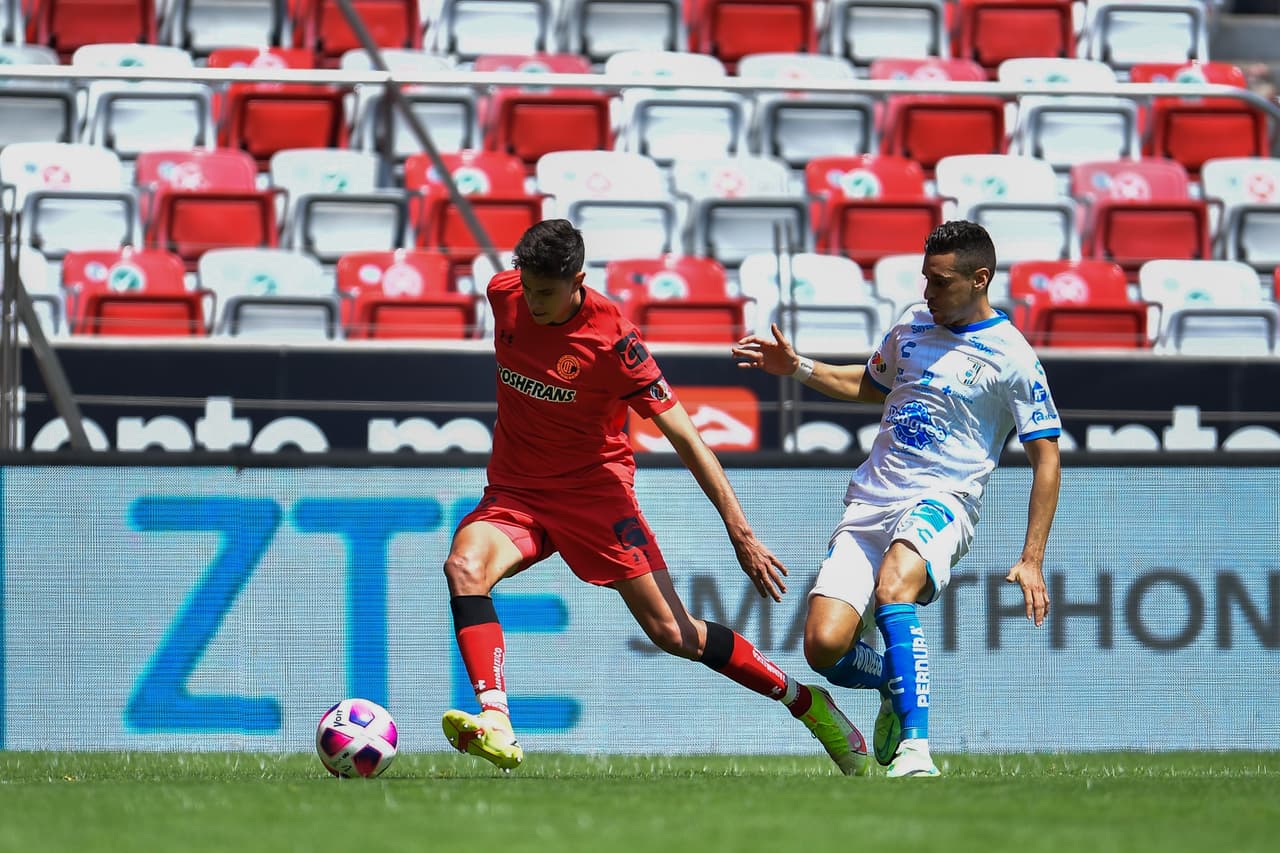 Querétaro iguala marcador ante el Toluca durante la Jornada 12 del Torneo de Apertura en la Liga MX. Diego Chávez de los 'Diablos Rojos' puso arriba a los locales al 63, pero Jonathan Dos Santos de los 'Gallos Blancos' logró empatar el encuentro. El uruguayo habría anotado el segundo pero lo anularon por posición adelantada.