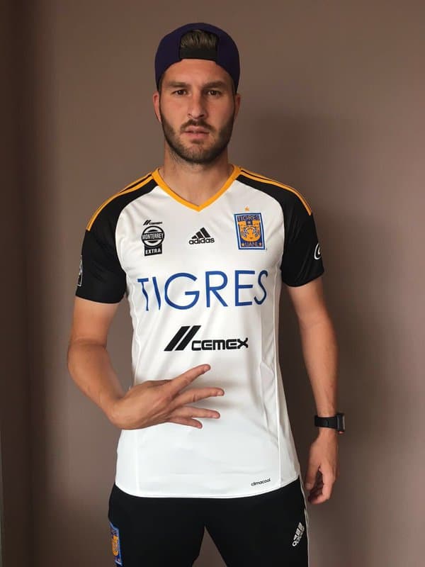 André Gignac enseñando el tercer uniforme de Tigres.