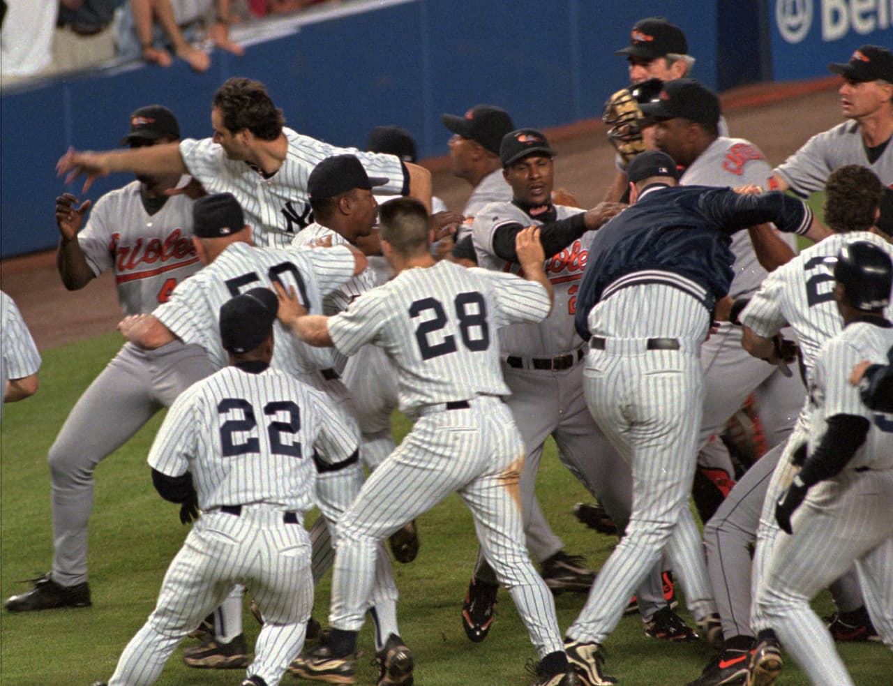 4. Yankees vs. Orioles (19 de mayo de 1998).- Los Yankees siguen presentes en esta lista. Armando Benitez de Baltimore golpeó en la espalda a Tino Martínez con un lanzamiento, el lanzador quería pelea y encontró rival en Darryl Strawberry, cuyo puñetazo mandó a Benítez al dogout donde la pelea continuó. Stawberry quedó con la boca ensangrentada y dolor en mano, y Benítez fue suspendido por sus acciones.