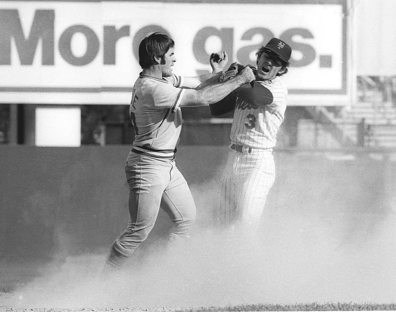 6. Mets vs. Reds (8 de octubre de 1973).- La pelea en el Juego 3 de la Serie por el Campeonato de la Liga Nacional entre Pete Rose y Bud Harrelson es un clásico. Tratando de romper un doble-play Rose corrió hacia Harrelson, quien pensó el jardinero fue demasiado alto, Rose no estuvo de acuerdo y comenzó la pelea, al regresar al campo Rose encontró su lugar en el jardín lleno de basura aventada por los fans de los Mets.