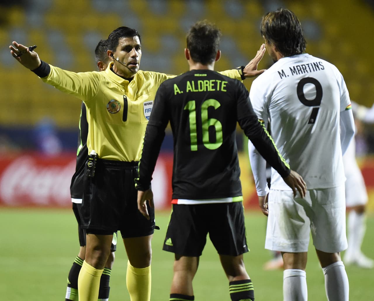 El árbitro Enrique Cáceres fue demasiado permisivo en el juego