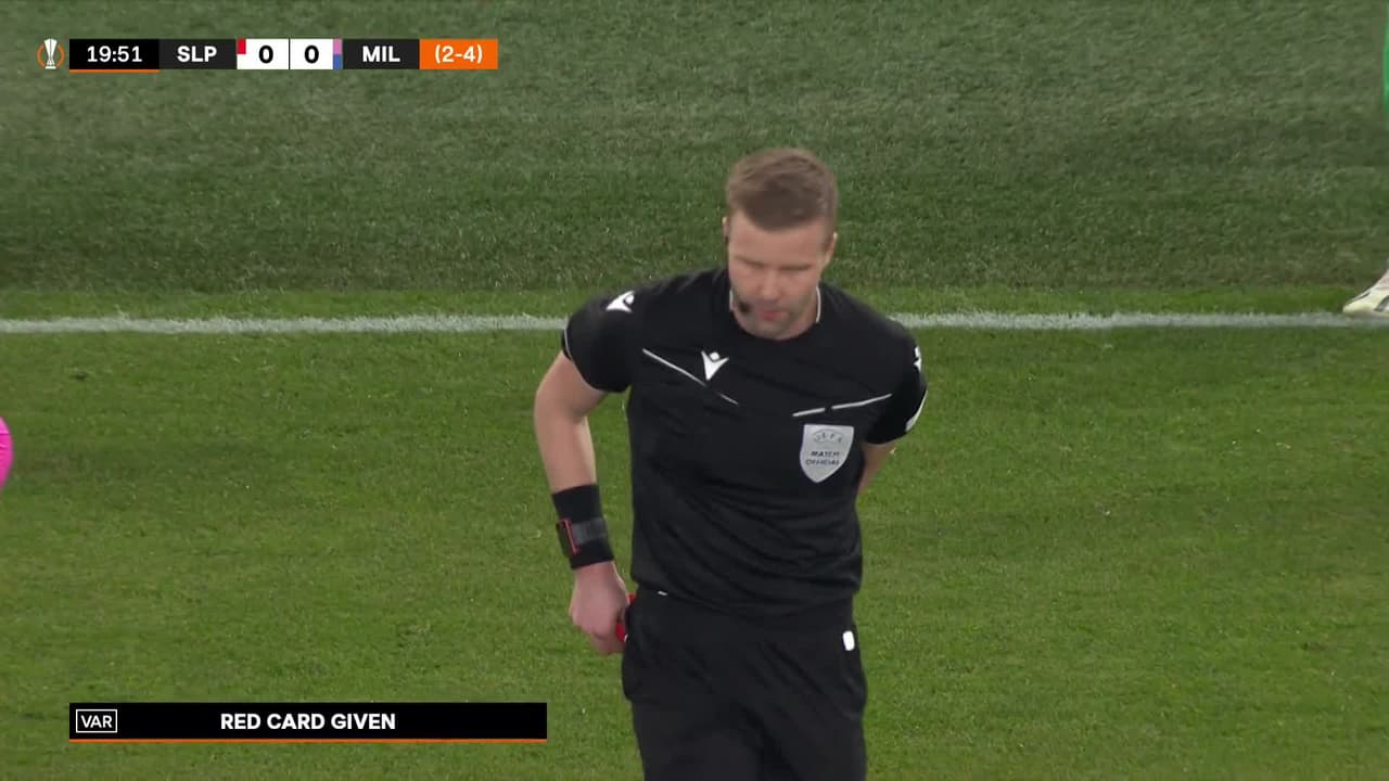 ¡Expulsión! El árbitro saca la roja directa a Tomás Holes.