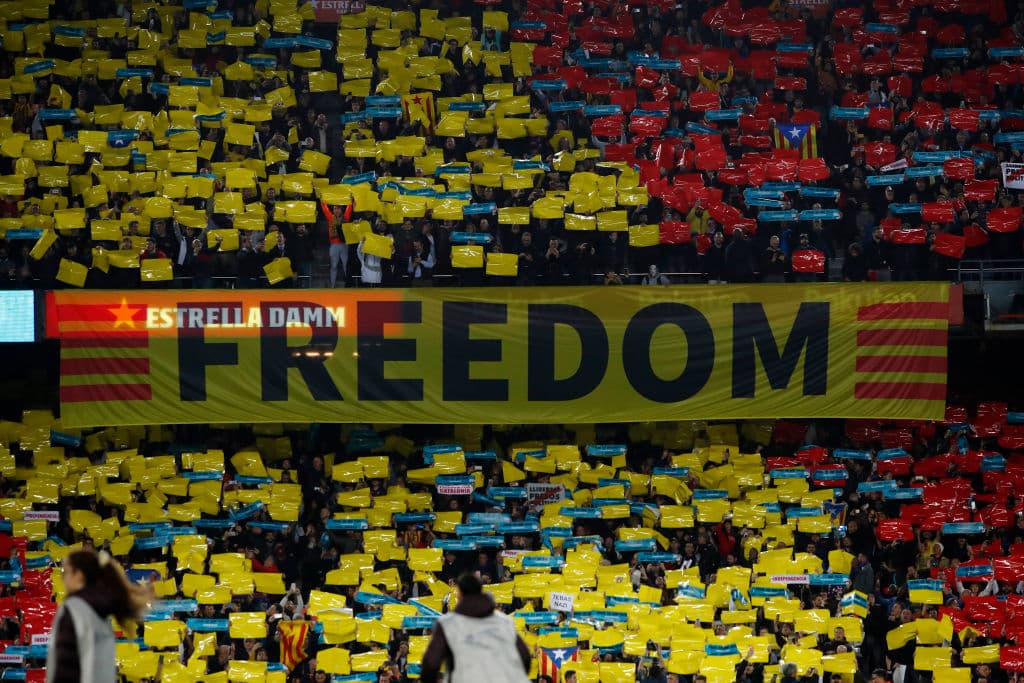 De forma pacífica, los catalanes se manifestaron con pancartas, balones y cantos al ritmo de 'Spain, sit and talk'.